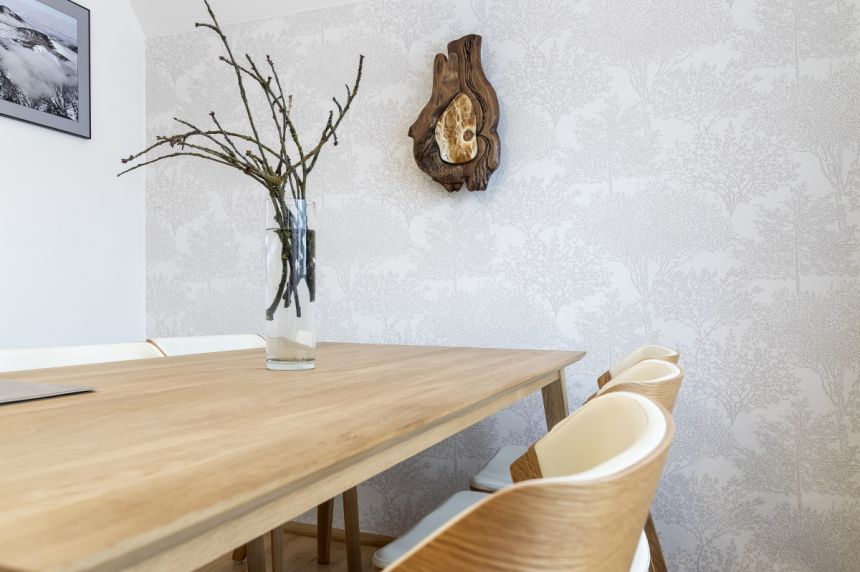 Obrázek - Realizace zimní jídelny s jemnou tapetou