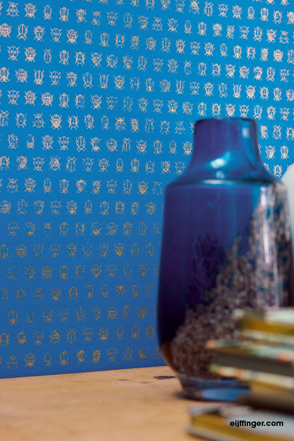 Světle modrá vliesová tapeta se zlatými brouky 375035, Pip Studio 4, Eijffinger