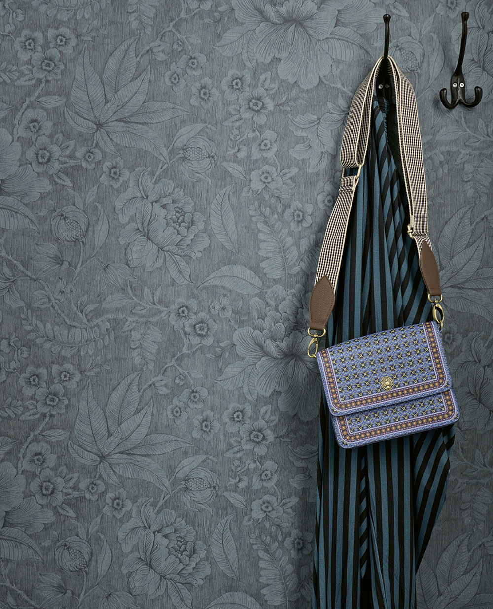 Modrá vliesová květinová tapeta na zeď, 333105  Pip Studio 6, Eijffinger