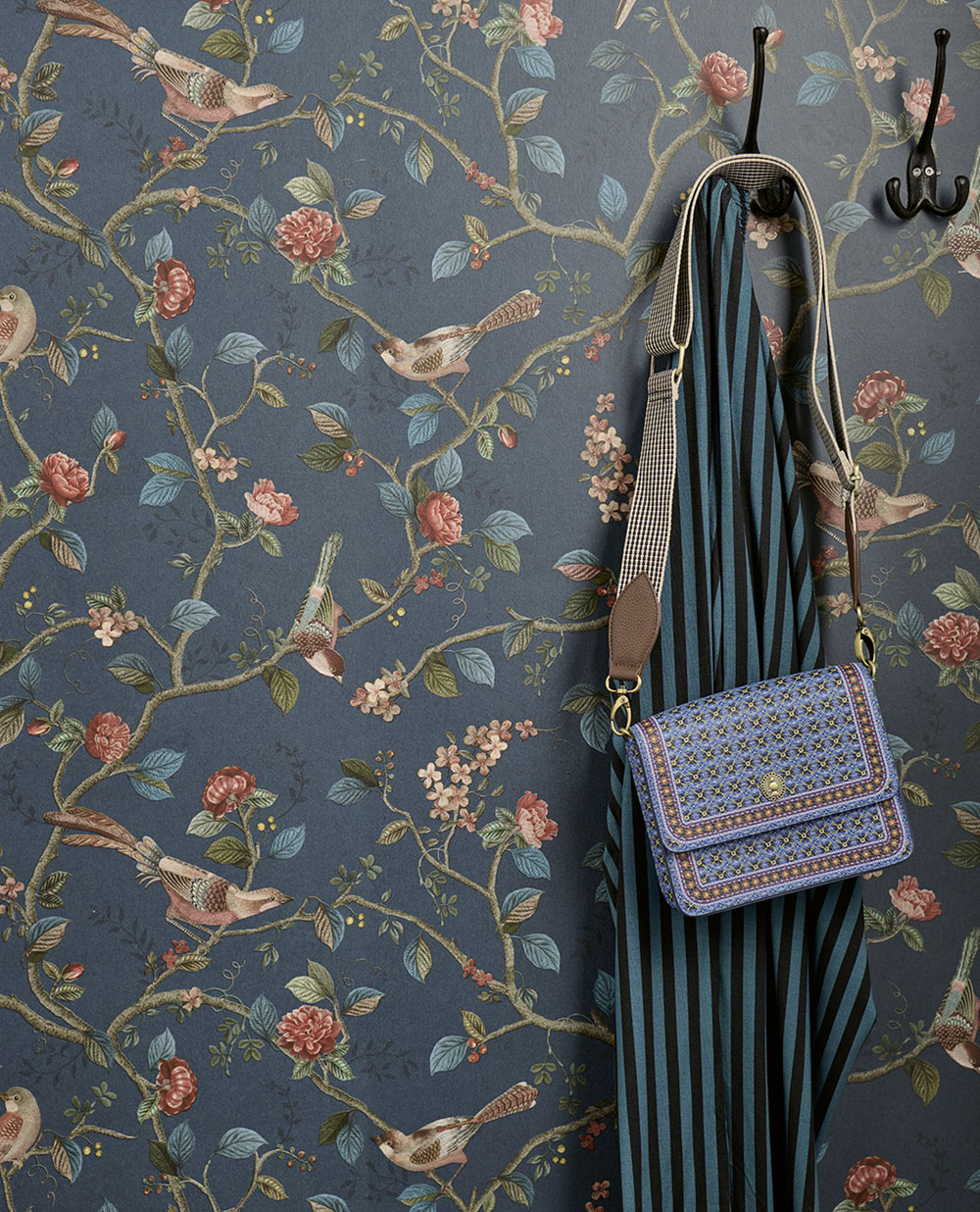 Modrá vliesová tapeta s ptáčky a větvičkami, 333126  Pip Studio 6, Eijffinger