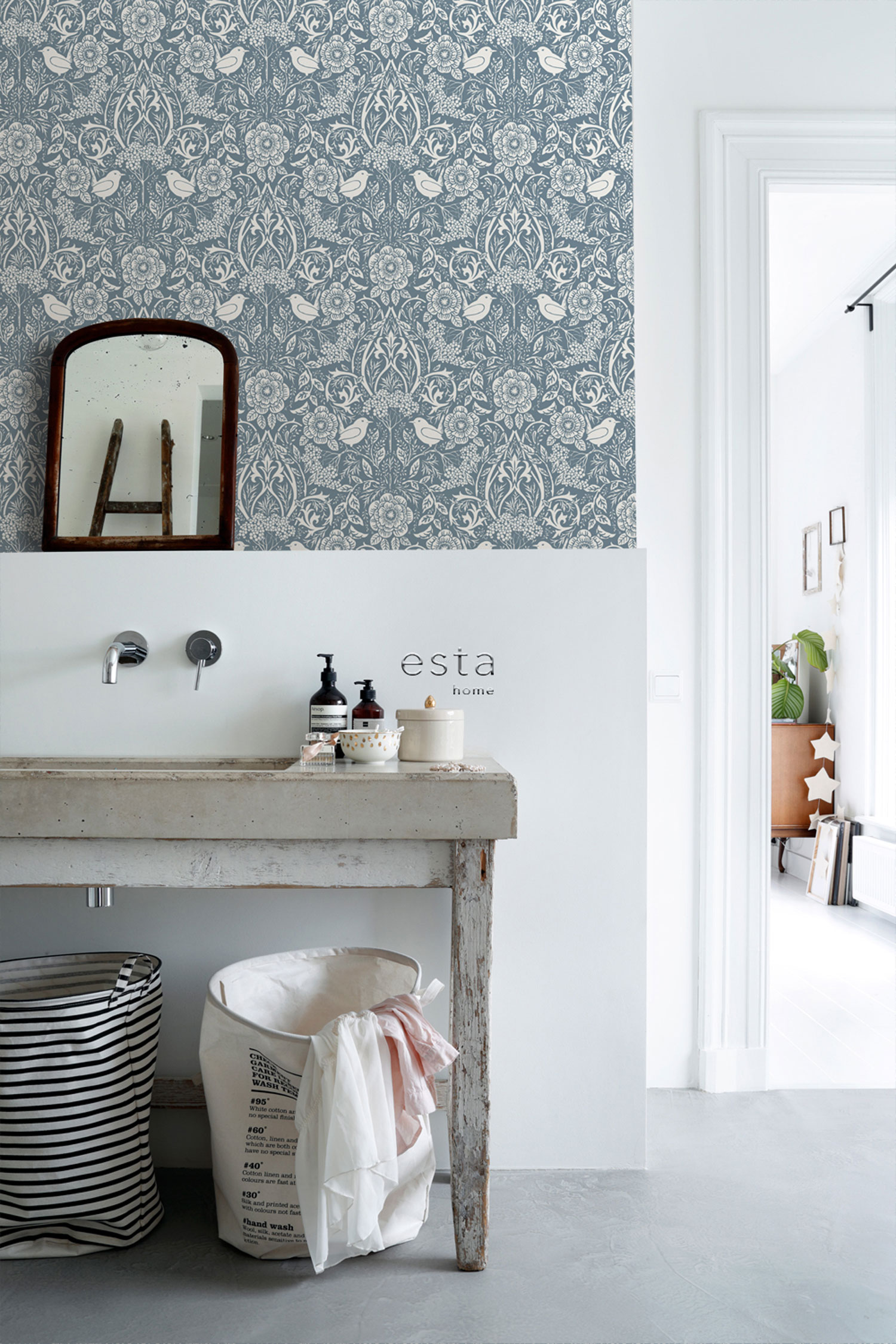 Modrá vliesová tapeta s rostlinami a ptáčky, 139477, Vintage Flowers, Esta Home