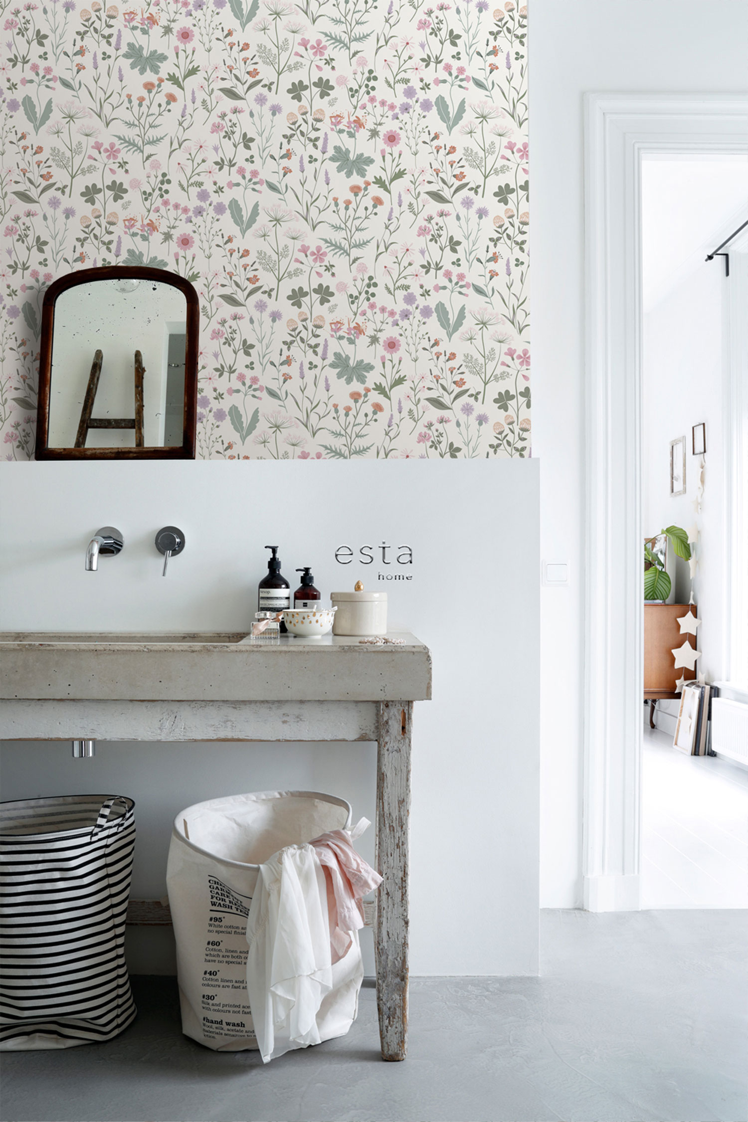 Bílá vliesová tapeta na zeď, luční květiny, 139482, Bloom, Vintage Flowers, Esta Home