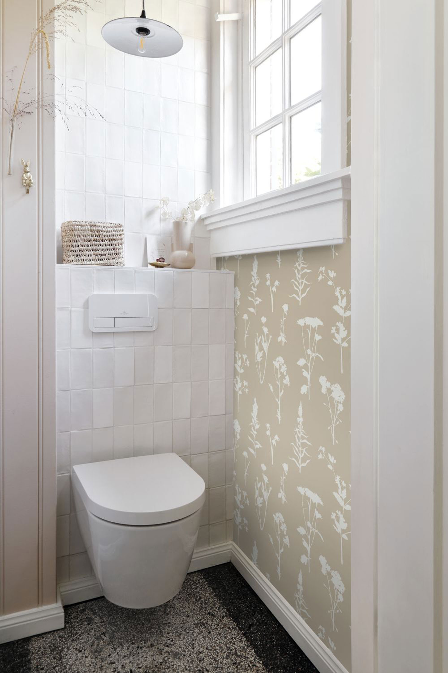 Béžová vliesová tapeta na zeď, květiny, listy, 139484, Vintage Flowers, Esta Home