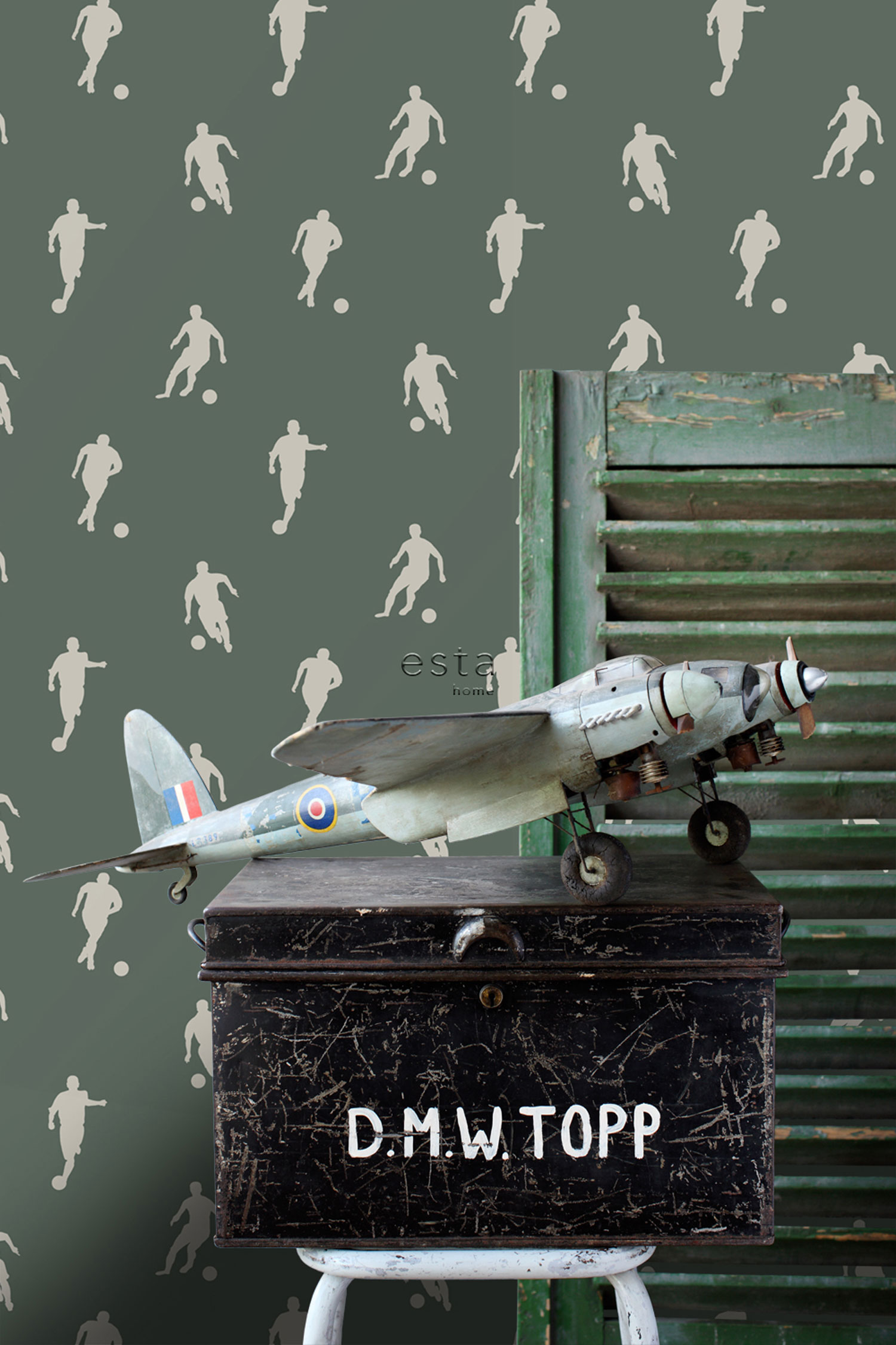 Tmavě zelená vliesová tapeta s fotbalisty, 139507, To the Moon and Back, Esta Home