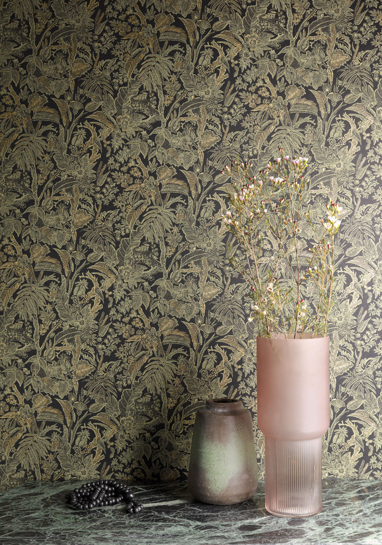 Černo-zeleno-zlatá vliesová tapeta s květinami a listy, SUM505, Summer, Khroma by Masureel