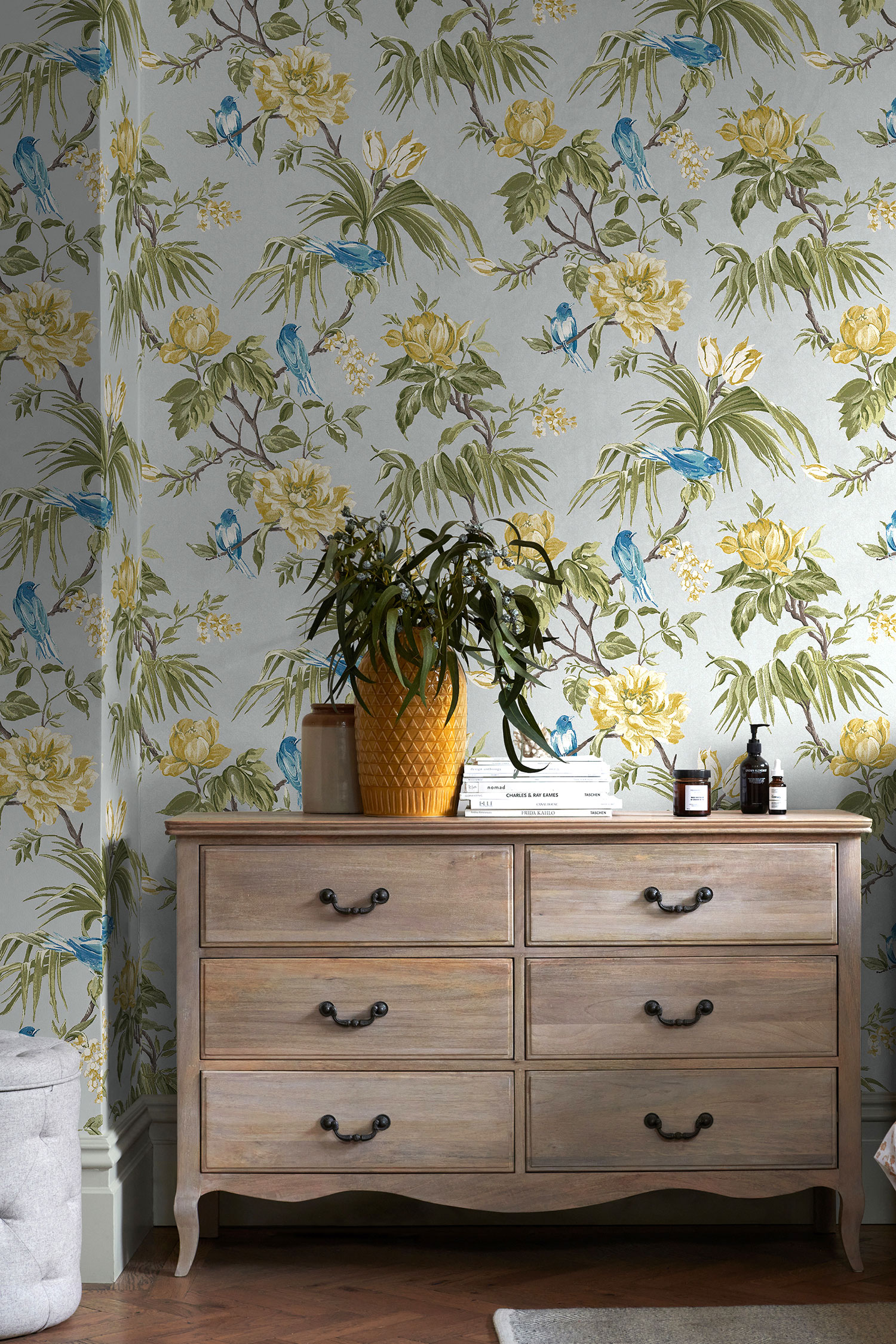 Romantická šedá vliesová tapeta s květinami a ptáčky, 118257, Next