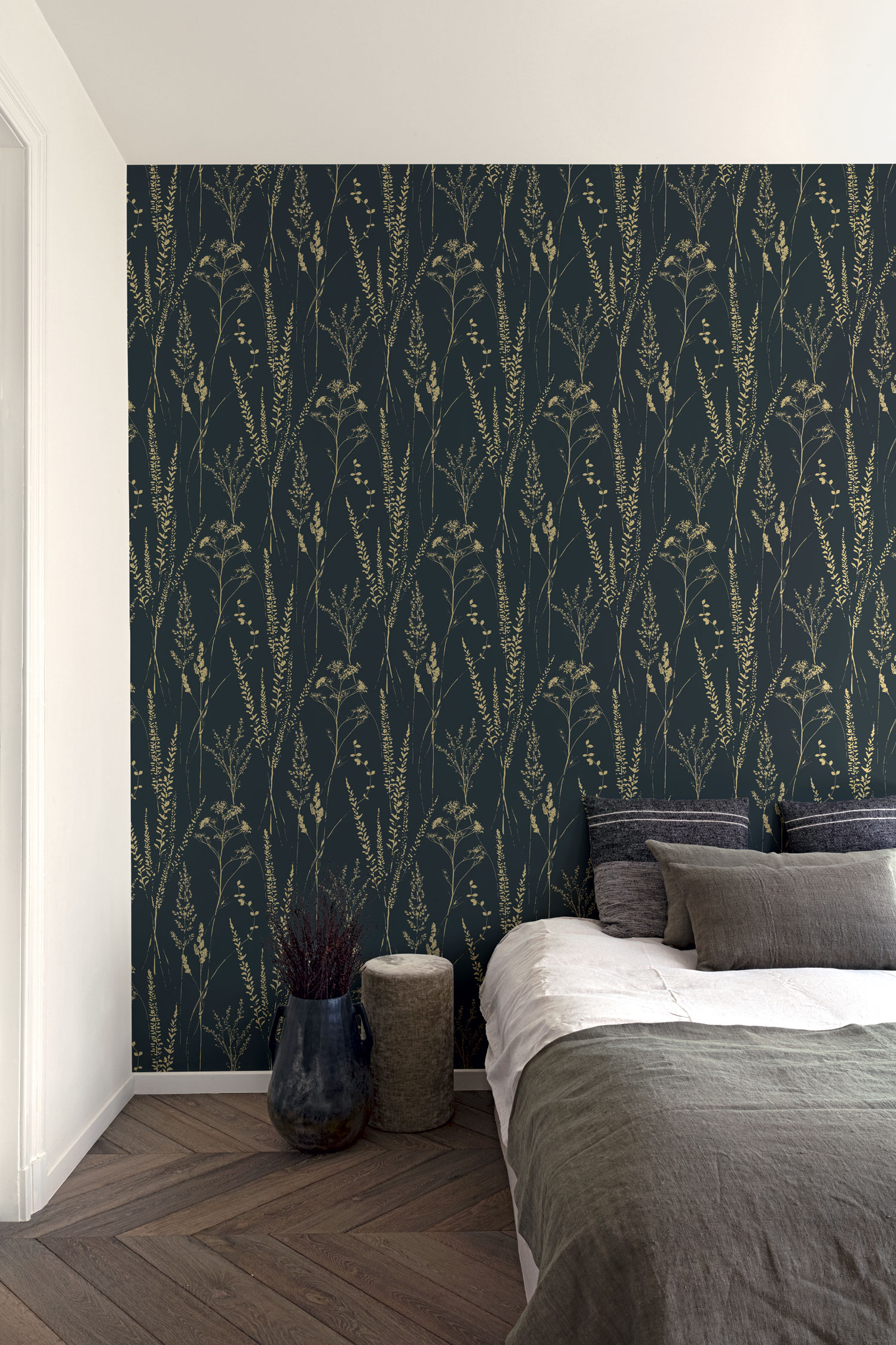 Černo-zlatá vliesová tapeta s trávami, A64203, Vavex 2025