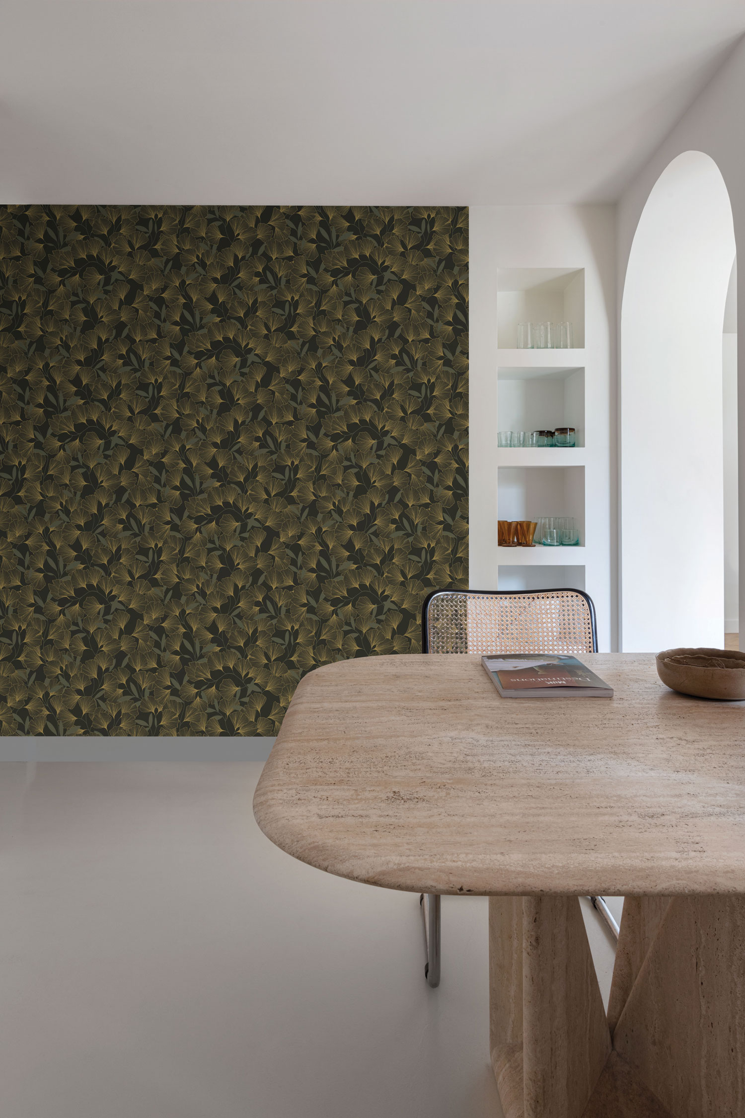 Černo-zlatá vliesová tapeta na zeď, listy ginkga,  A64402, Vavex 2025