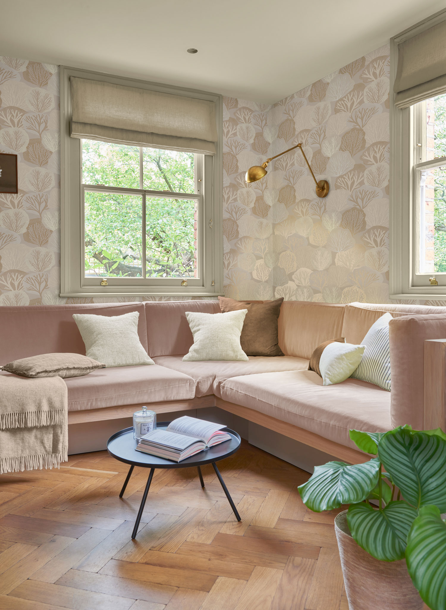 Šedá vliesová tapeta na zeď, stromy, 121443, New Eden, Graham&Brown Premium