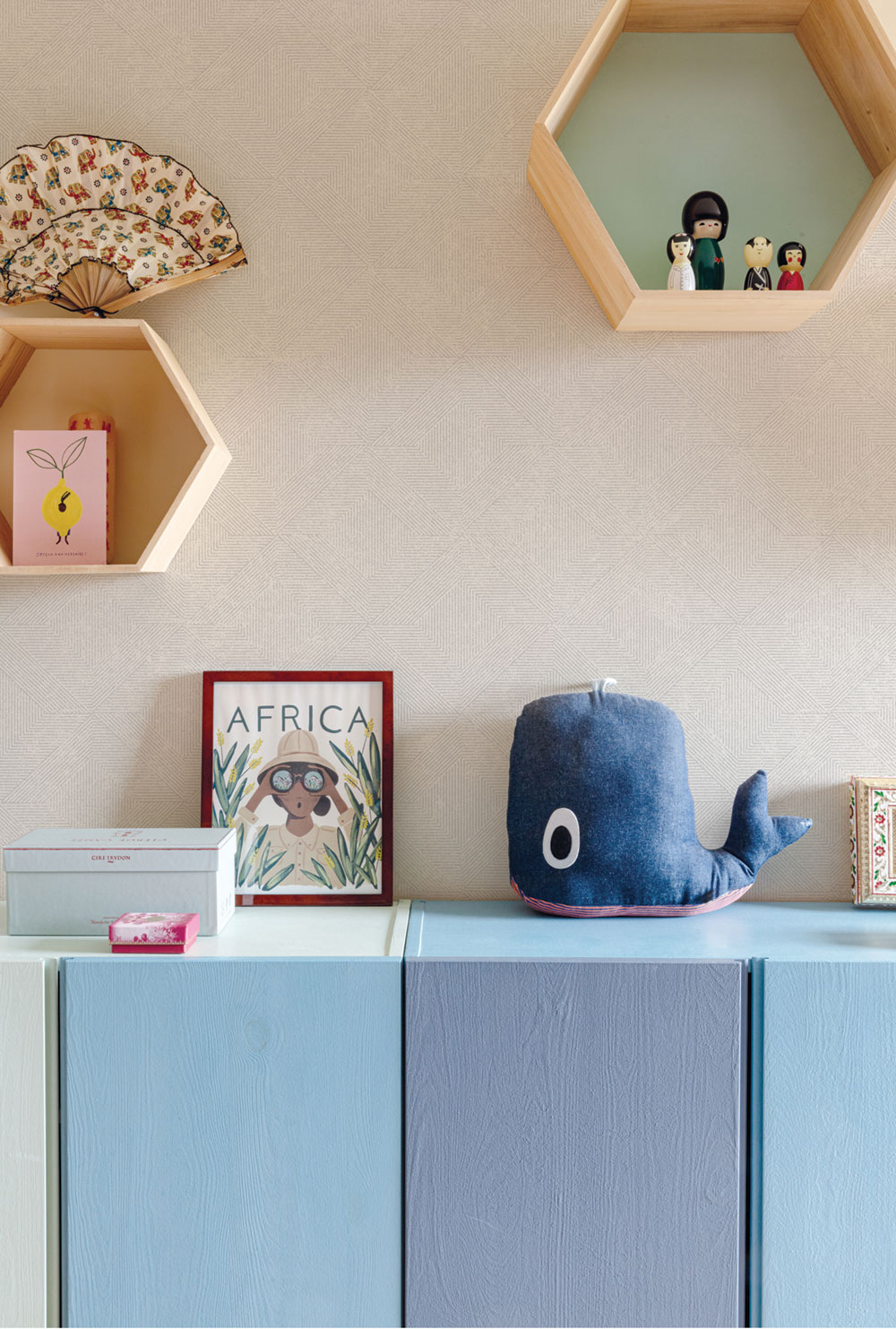 Šedá geometrická vliesová tapeta na zeď, A68202, Vavex 2026