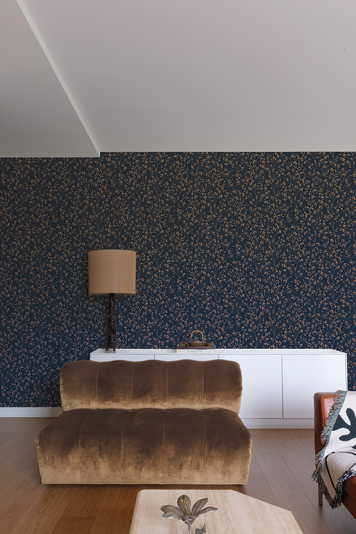 Modro-bronzová vliesová tapeta s větvičkami, A71404, Vavex 2026