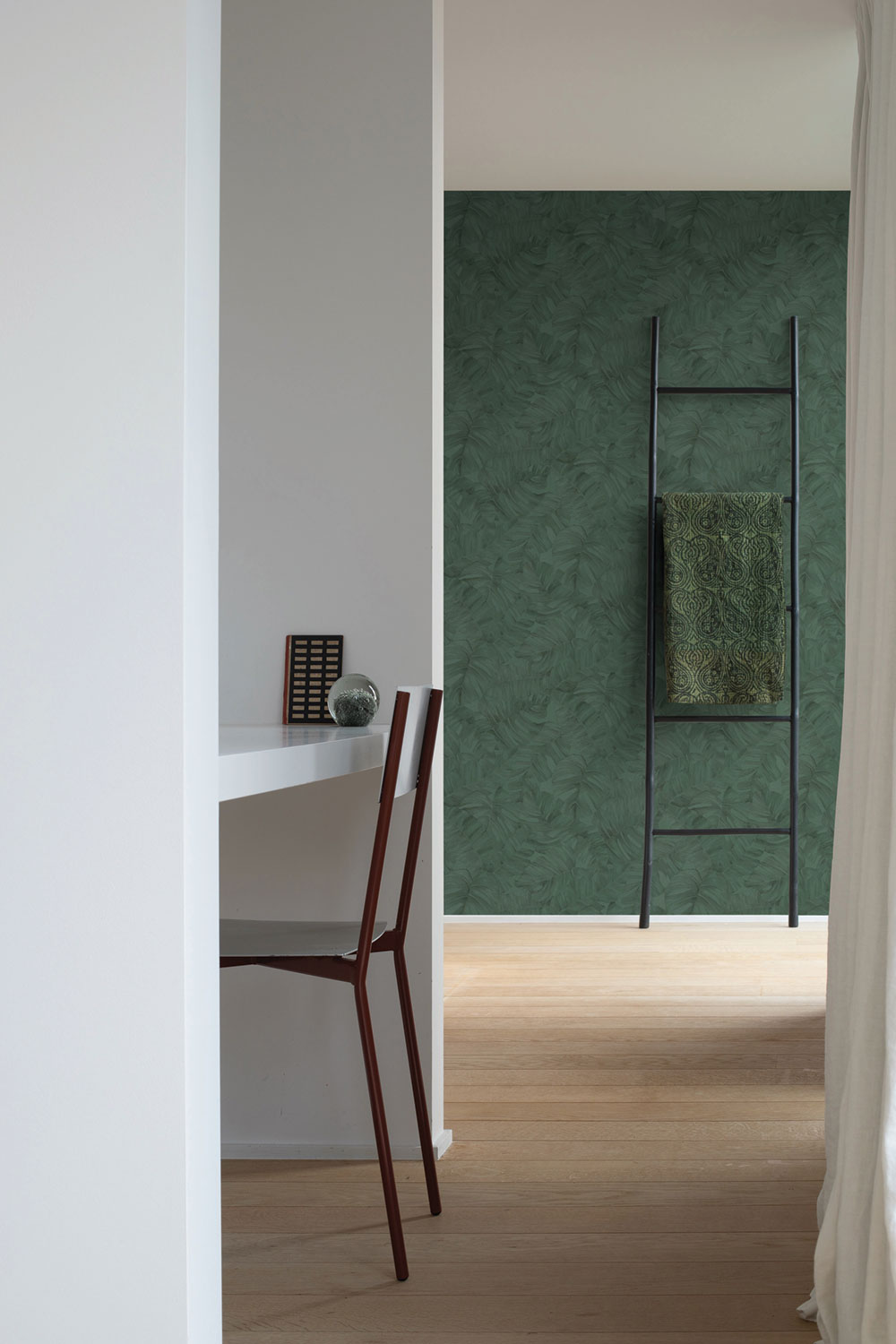 Zelená plastická vliesová tapeta s listy, A67601, Vavex 2026