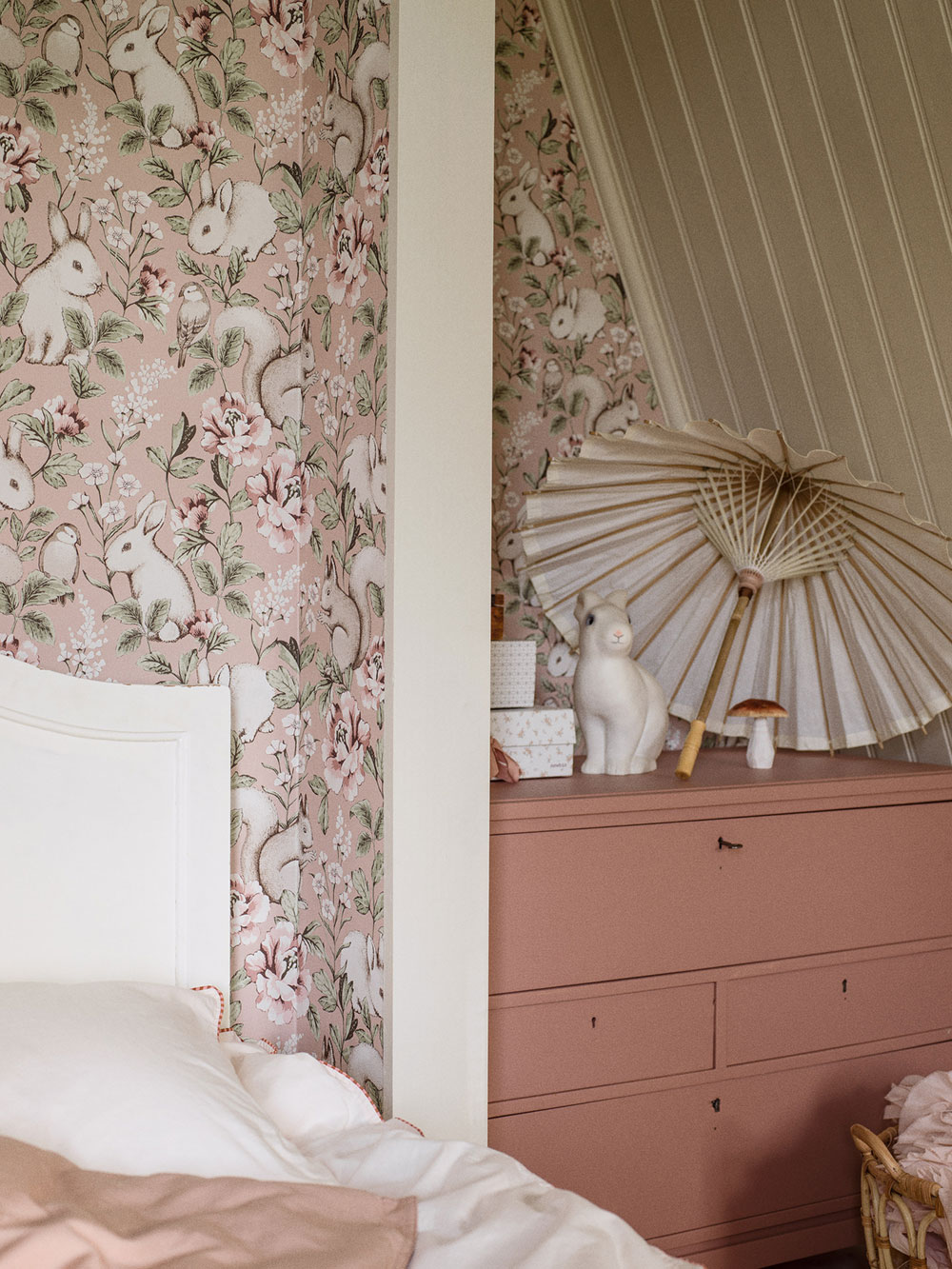 Vliesová tapeta na zeď, růžová, zvířátka, 7476, Newbie Wallpaper, Borastapeter