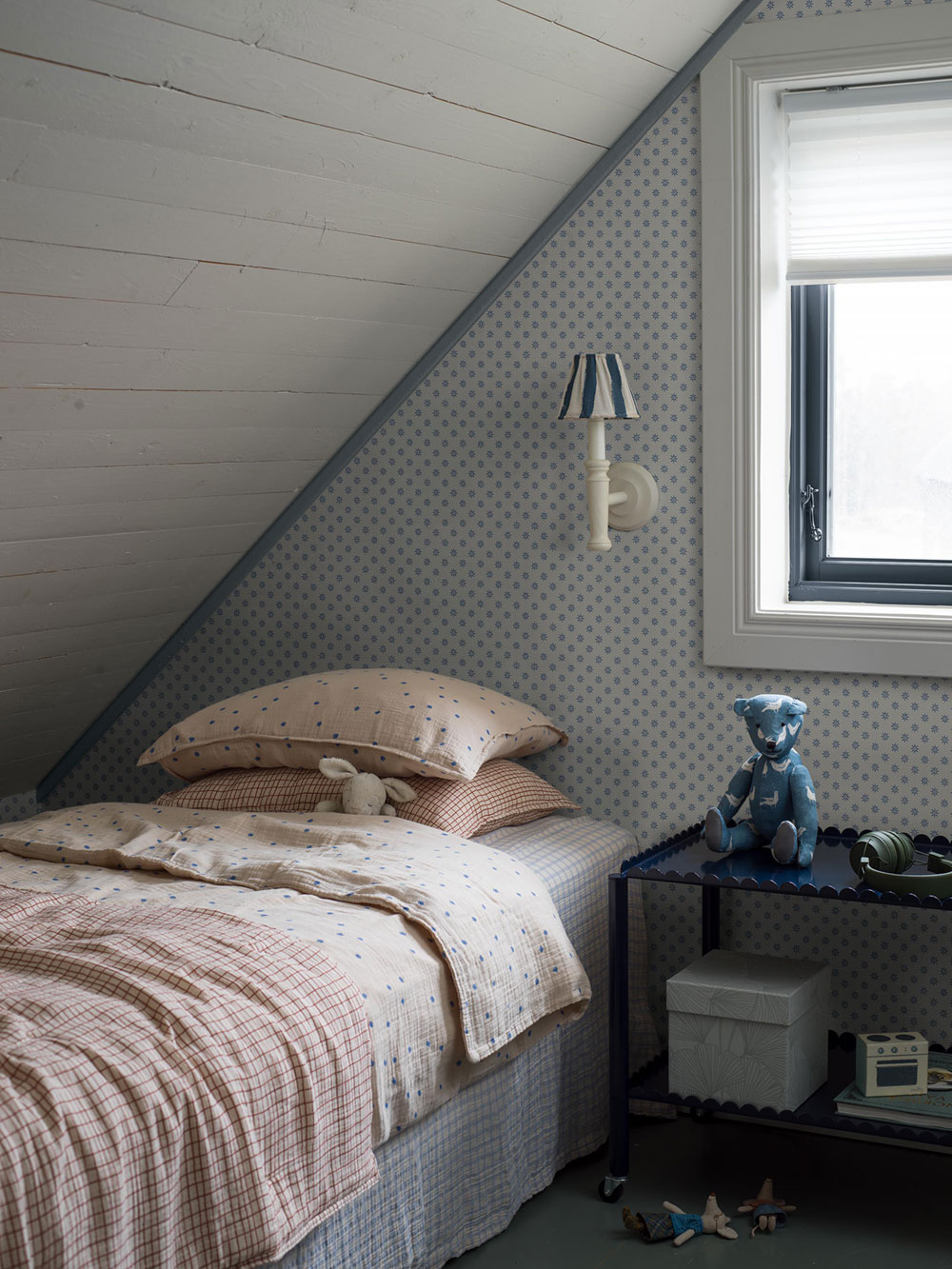 Vliesová tapeta na zeď, bílo-modrá, květiny, 5810, Nordic Folk, Borastapeter