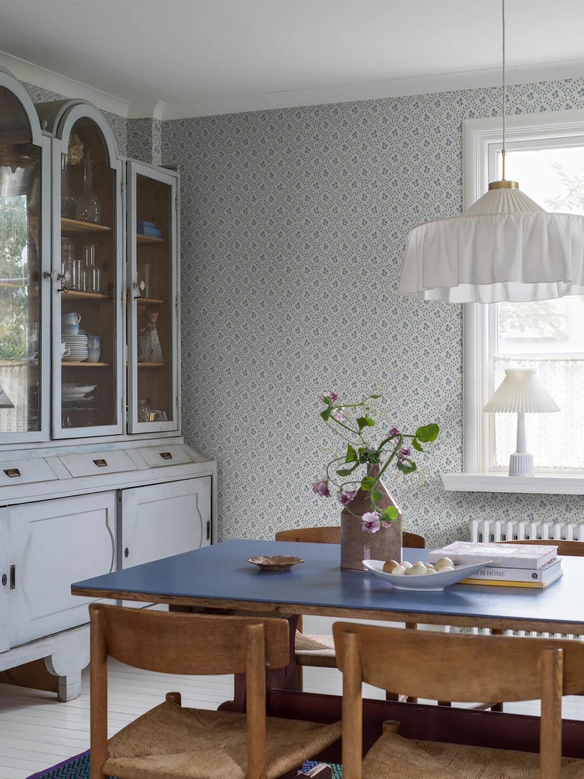 Vliesová tapeta na zeď, bílo-modrá, květiny, 5822, Nordic Folk, Borastapeter