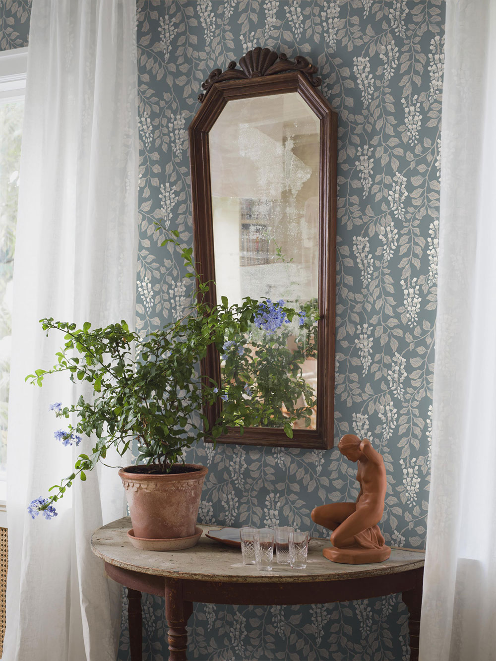 Vliesová tapeta na zeď, modrá, květy Vistárie, 5711, Orangeri,  Borastapeter