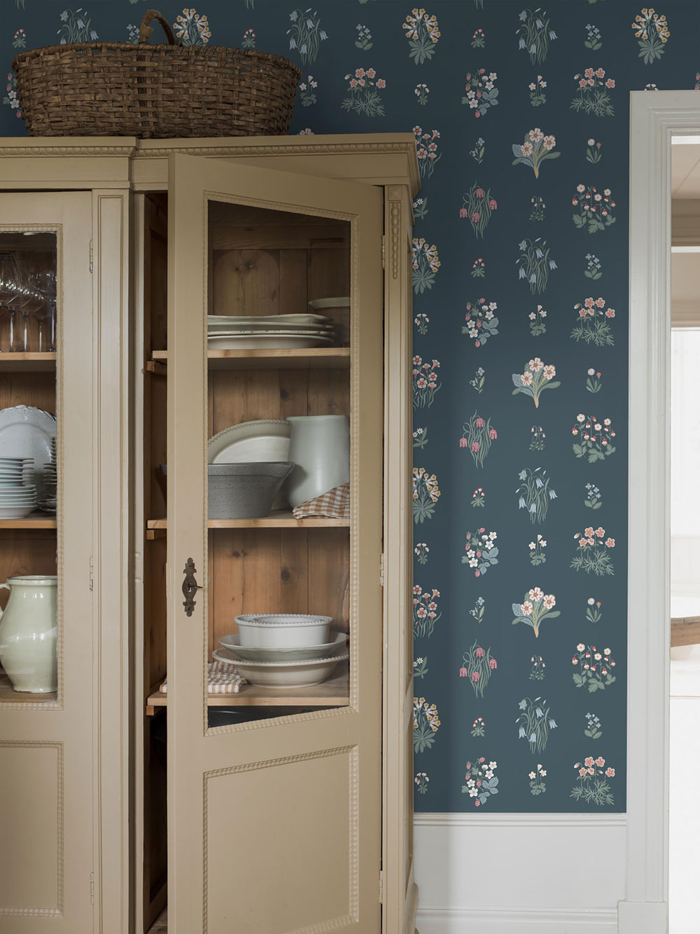 Vliesová tapeta na zeď, modrá, květiny, 6952, Osterlen, Borastapeter