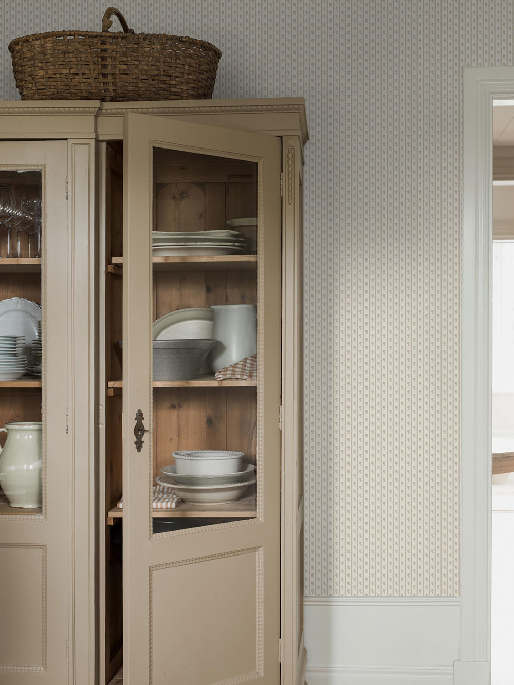 Vliesová tapeta na zeď, šedo-béžová, květiny, proužky, 6955, Osterlen, Borastapeter