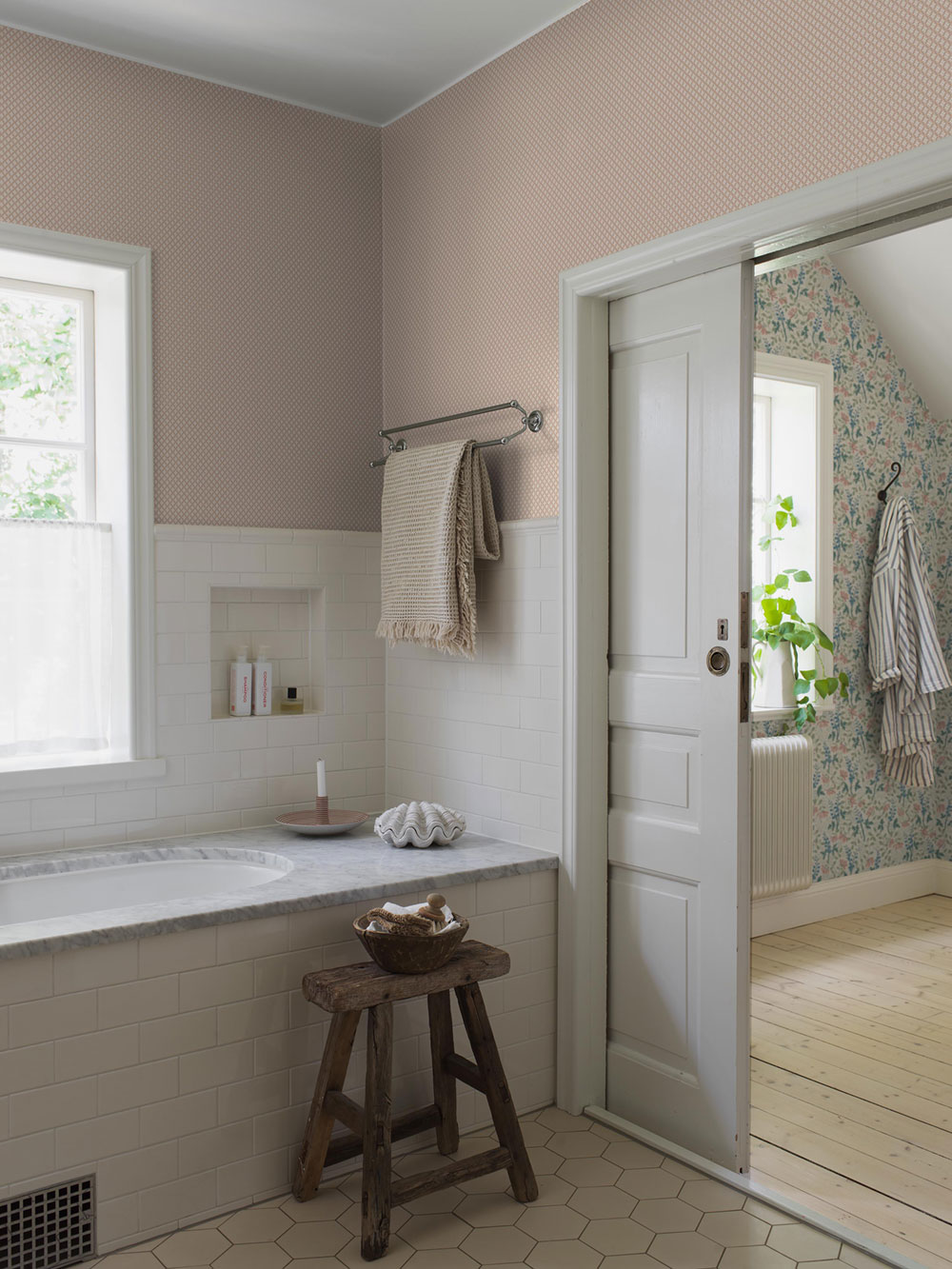 Vliesová tapeta na zeď, růžová, květiny, 6968, Osterlen, Borastapeter