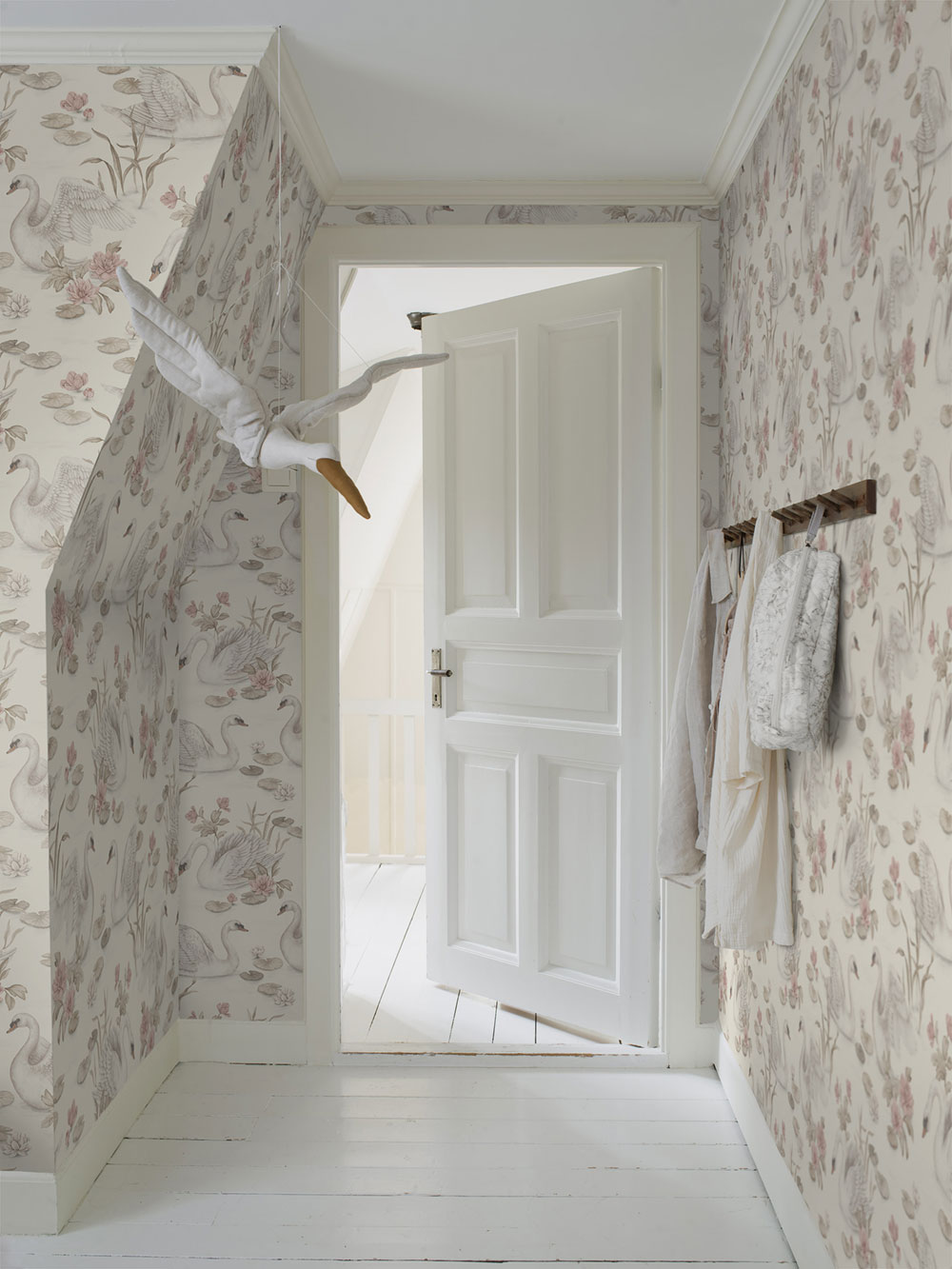 Vliesová tapeta na zeď, krémová, labutě, 6924, Newbie Wallpaper, Borastapeter